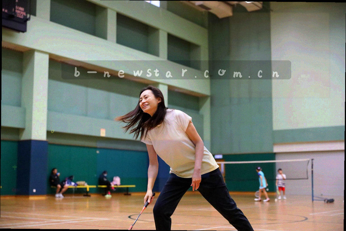 夜间球场全景，看台灯光与草皮各占半幅，画面呈冷色调